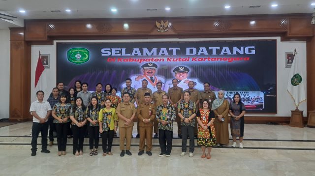 Foto bersama disela sela kunjungan dari Pemkab Kubar