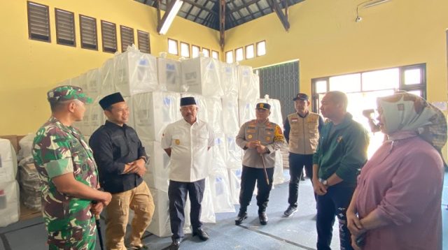 Bupati Kukar Tinjau gudang KPU