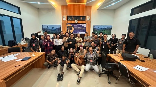 Foto bersama usai pelatihan jurnalis yang diselenggarakan SMSI Kukar