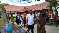 Plt. Kepala Bidang SMP Disdikbud Kukar, Emi Rosana Saleh bersama Bupati Kukar dan Penilai Lomba