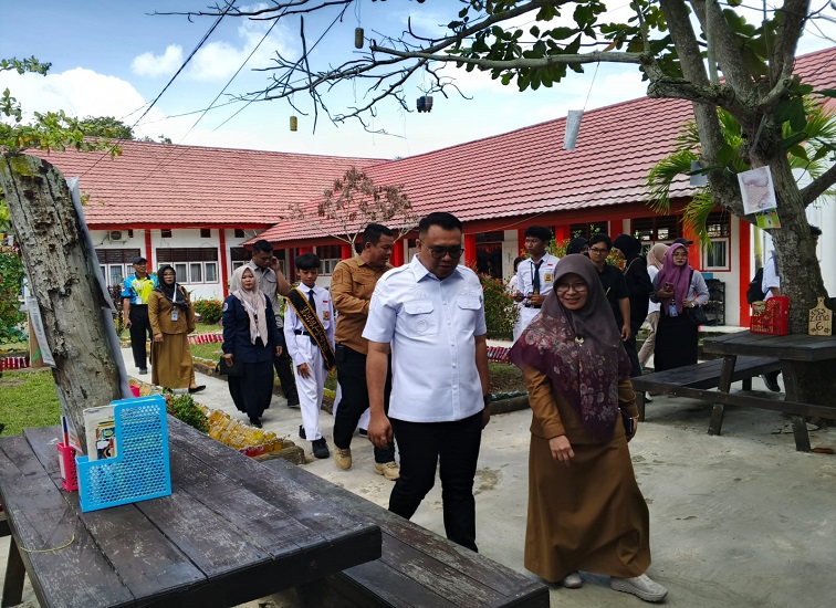 Plt. Kepala Bidang SMP Disdikbud Kukar, Emi Rosana Saleh bersama Bupati Kukar dan Penilai Lomba