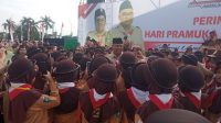 Ketua Kwaran Pramuka Kukar Edi Damansyah dikerumuni anggota pramuka usai upacara peringatan Hari Pramuka ke-64.