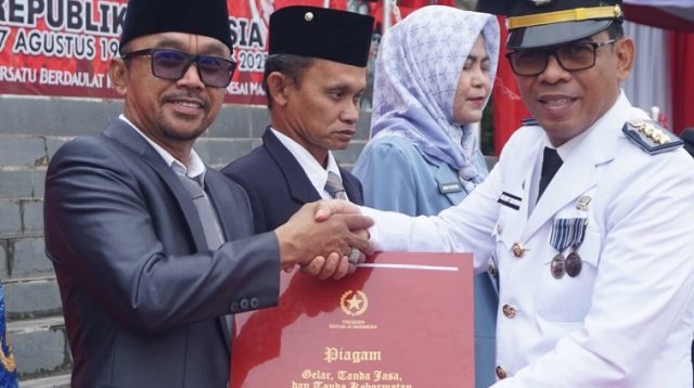 Pemberian Penghargaan Satyalancana Karya Satya kepada ASN