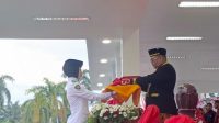 Bupat Kukar, Aulia Rahman Basri menerima Duplikat Bendera Merah Putih