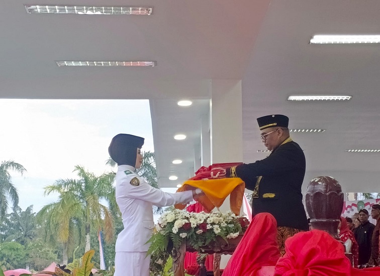 Bupat Kukar, Aulia Rahman Basri menerima Duplikat Bendera Merah Putih