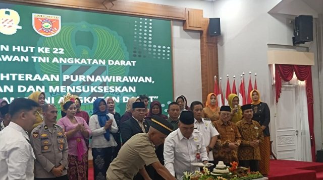 Pemotongan Tumpeng oleh Asisten l bersama Ketua PPAD Kukar