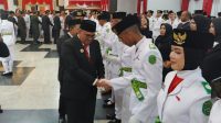 Bupati Kukar, Aulia Rahman Basri Menyalami Anggota Paskibraka 2025