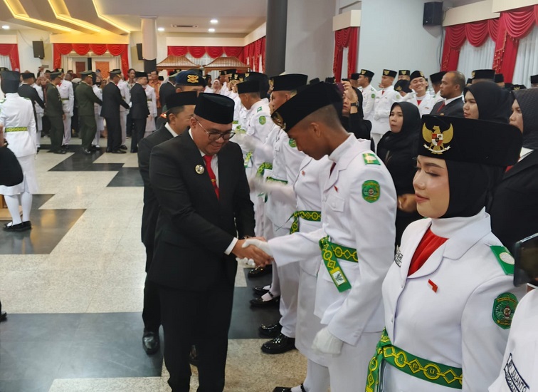 Bupati Kukar, Aulia Rahman Basri Menyalami Anggota Paskibraka 2025