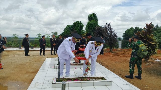 Bupati dan Wakil Bupati Tengah Menabur Bunga di TMP, Kelurahan Bukit Biru