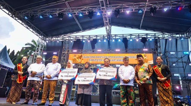 Foto Bersama Penerima Bantuan