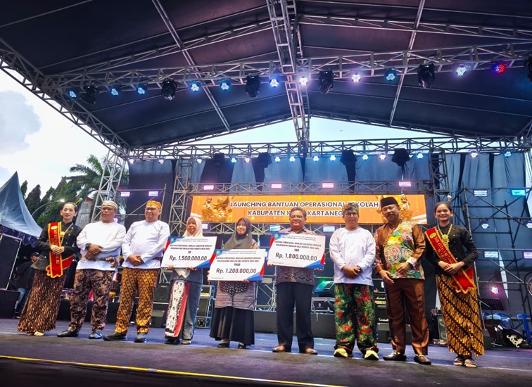 Foto Bersama Penerima Bantuan