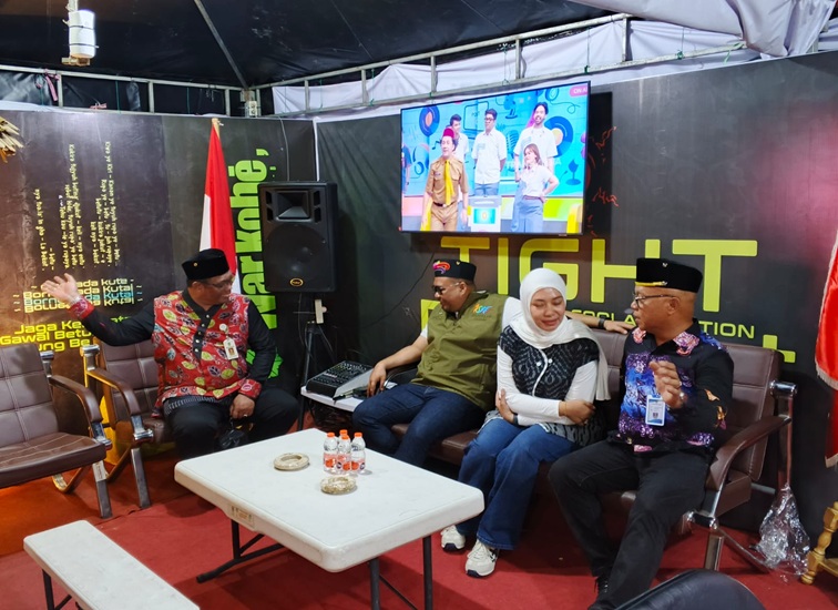 Bupati dan Kepala Disdikbud Kukar Bersantai di Salah Satu Stand Expo