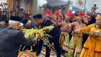 Prosesi mendirikan Tiang Ayu di Kedaton Kukar (Rizki/Lingkarkaltim)