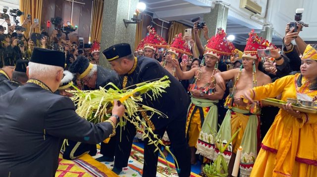 Prosesi mendirikan Tiang Ayu di Kedaton Kukar (Rizki/Lingkarkaltim)