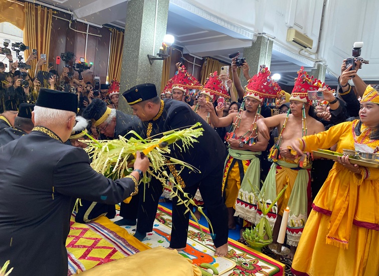 Prosesi mendirikan Tiang Ayu di Kedaton Kukar (Rizki/Lingkarkaltim)