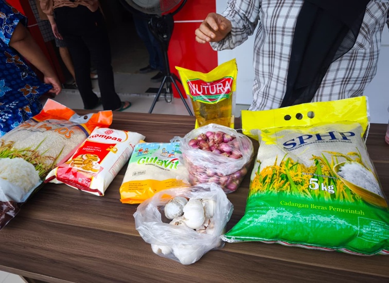 Sejumlah bahan pokok penting yang dijual di OPM oleh Disperindag Kukar