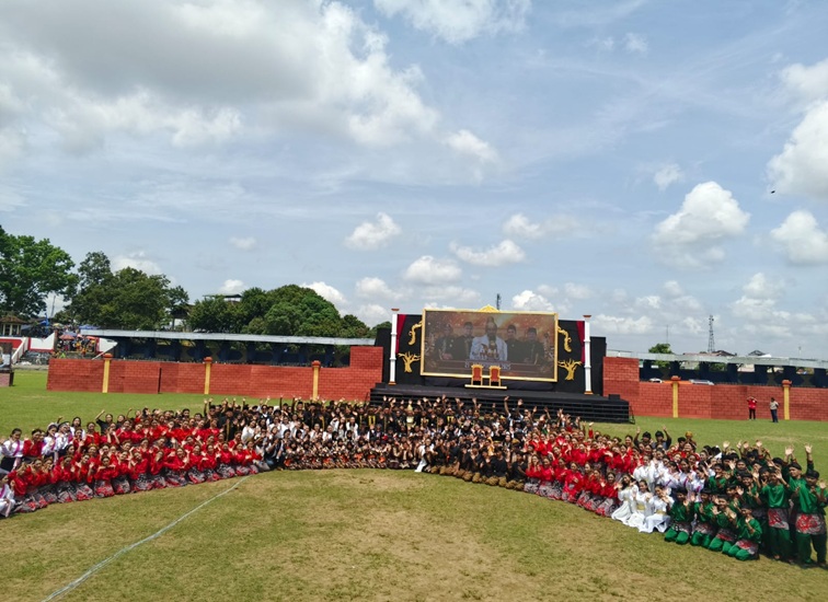 Foto Bersama Usai Pembukaan Erau