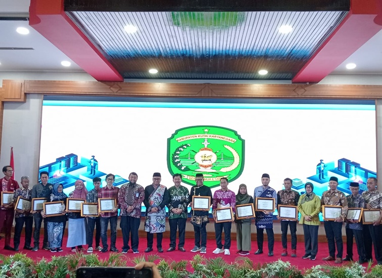 Foto bersama saat Rapat koordinasi optimalisasi aplikasi Srikandi dan Anugrah Literasi Kukar. (Lingkar Kaltim/M. As'ari)