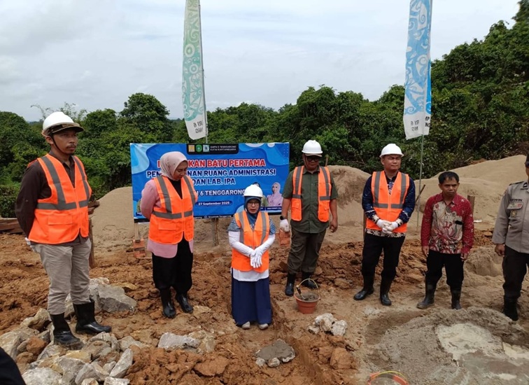 Peletakan Batu Pertama Pembangunan Ruang Administrasi dan Lab IPA SMPN 6 Tenggarong