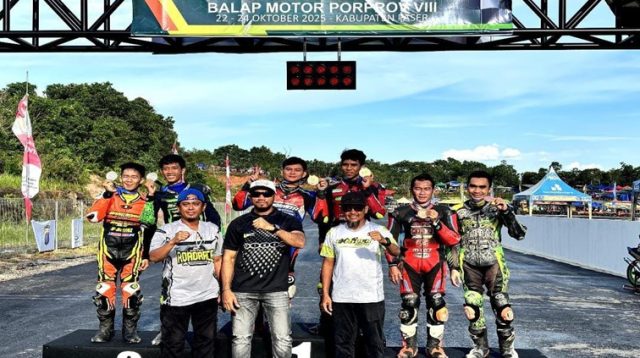 Dua Pembalap Kukar raih podium tertinggi pada Pra Porprov untuk kategori expert beregu (Dok. IMI Kukar)
