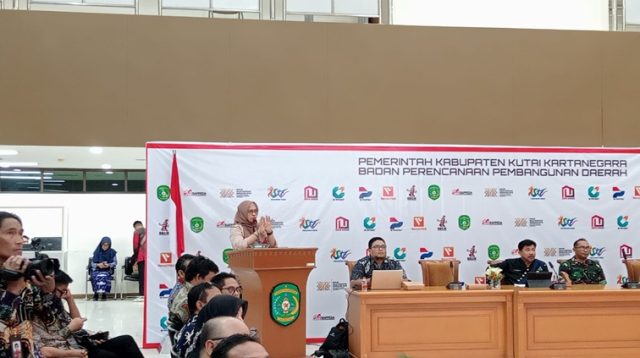 Plt. Kepala Bappeda Kukar, Syarifah Vanessa Vilna saat Rakor Tim PPED. (Lingkarkaltim/M. As'ari)