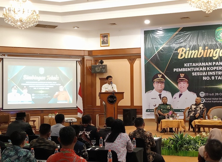 Sekda Kukar Sunggono saat membuka Bimtek Ketahanan Pangan dan Pembentukan Koperasi Merah Putih. (Lingkarkaltim/M. As'ari)