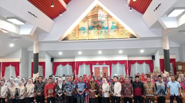 Foto bersama peluncuran program inovasi Anak Etam di Pendopo Odah Etam Tenggarong. (Lingkarkaltim/M. As'ari)