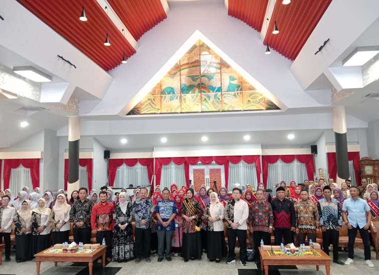 Foto bersama peluncuran program inovasi Anak Etam di Pendopo Odah Etam Tenggarong. (Lingkarkaltim/M. As'ari)