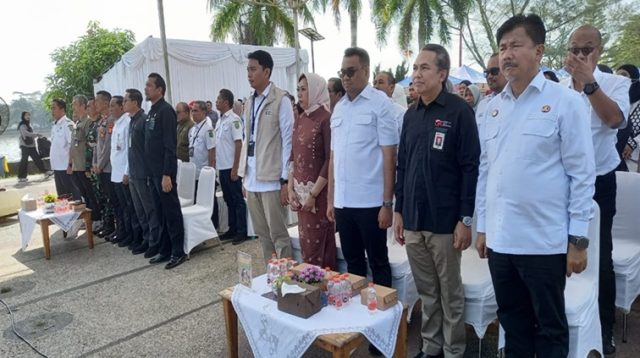 Bupati Kukar Aulia Rahman Basri dan jajaran saat menghadiri Gerakan Pangan Murah dalam rangka HUT ke-60 Bankaltimtara dan Peringatan Hari Pangan Sedunia di Taman Creative Park, Tenggarong