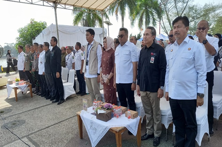 Bupati Kukar Aulia Rahman Basri dan jajaran saat menghadiri Gerakan Pangan Murah dalam rangka HUT ke-60 Bankaltimtara dan Peringatan Hari Pangan Sedunia di Taman Creative Park, Tenggarong