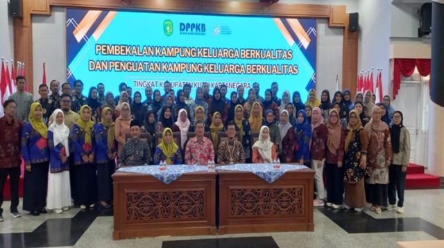 Foto Bersama Usai Pembukaan Pembekalan Kampung Keluarga Berkualitas (Tri/Lingkarkaltim)