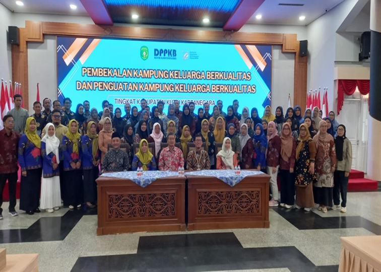 Foto Bersama Usai Pembukaan Pembekalan Kampung Keluarga Berkualitas (Tri/Lingkarkaltim)