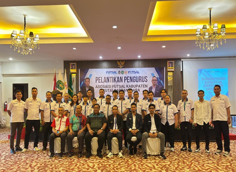 Foto bersama usai pelantikan pengurus Askab Kukar periode 2025-2029. (Lingkarkaltim/M. As'ari)