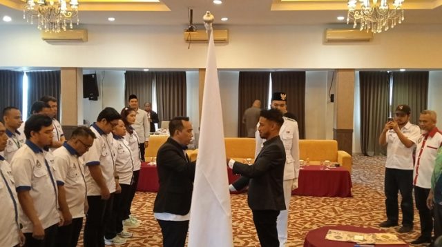 Ketua Afkab Kukar, Rudy Octa Fitriansyah saat menerima bendera asosiasi dari AFP Kaltim. (Lingkarkaltim/M. As'ari)