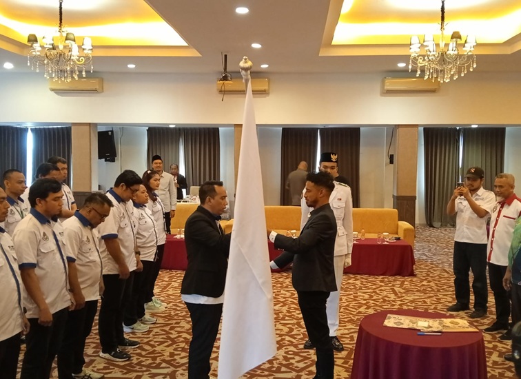 Ketua Afkab Kukar, Rudy Octa Fitriansyah saat menerima bendera asosiasi dari AFP Kaltim. (Lingkarkaltim/M. As'ari)