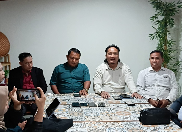 Kuasa hukum 9 korban pelecehan seksual dari LBH JKN. (Lingkarkaltim/M. As'ari)