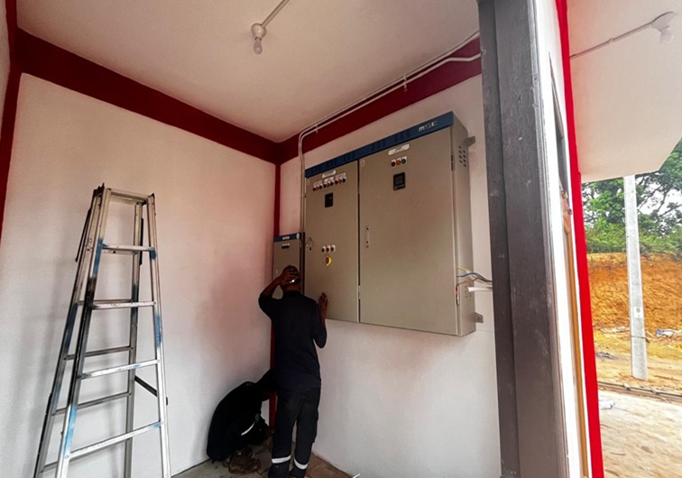 Pemasangan jaringan listrik di Kantor Kecamatan Kota Bangun Darat (Pemerintah Kecamatan Kota Bangun Darat)