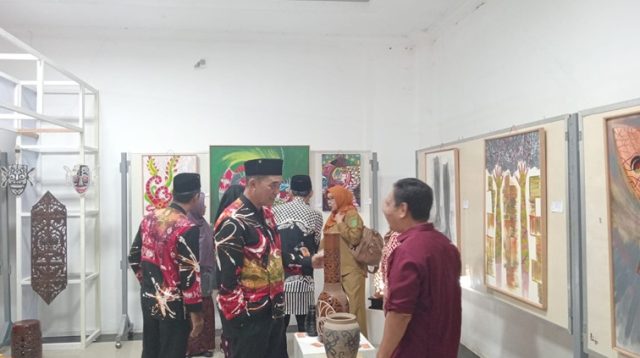 Kepala Bidang Kebudayaan saat memantau pameran budaya di PKD. (Lingkar Kaltim/M. As'ari)