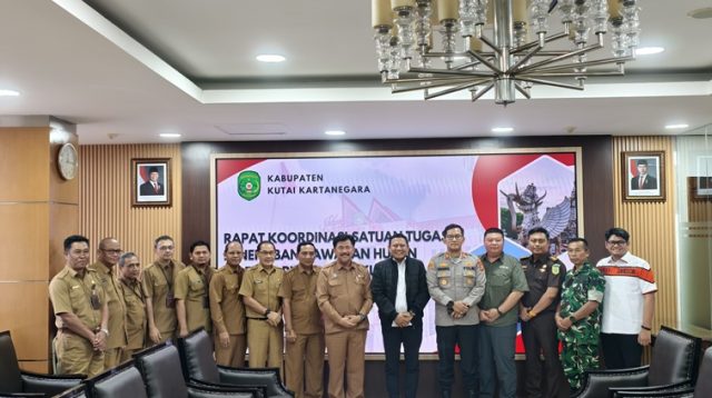 Foto bersama usai Rakor Pemkab Kukar bersama Satgas PKH. (Lingkar Kaltim/M. As'ari)