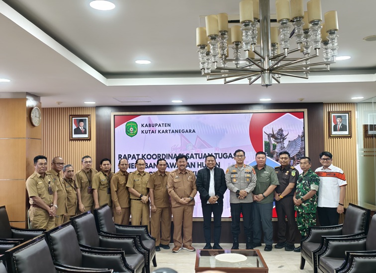 Foto bersama usai Rakor Pemkab Kukar bersama Satgas PKH. (Lingkar Kaltim/M. As'ari)