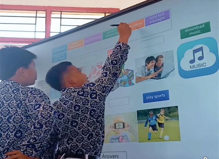 Penggunaan Papan Digital dalam Pembelajaran di SMPN 8 Muara Badak