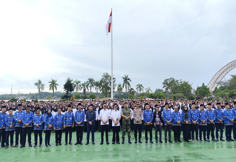 Pelantikan PPPK di lapangan upacara Kantor Bupati Kukar. (Lingkar Kaltim/M. As'ari)