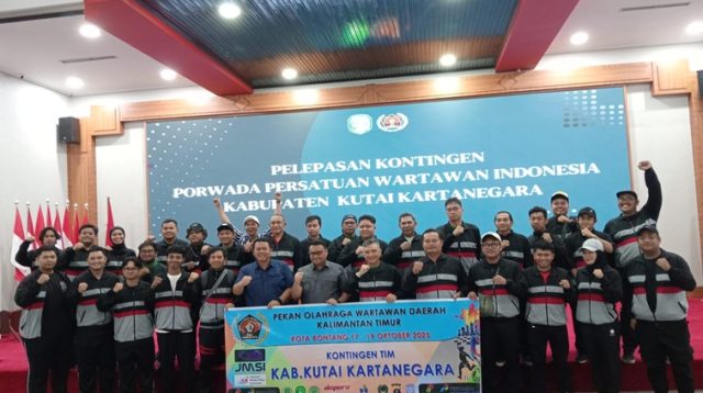Foto bersama pelepasan kontingen PWI Kukar ke Porwada Kaltim di Bontang. (Lingkarkaltim/M. As'ari)