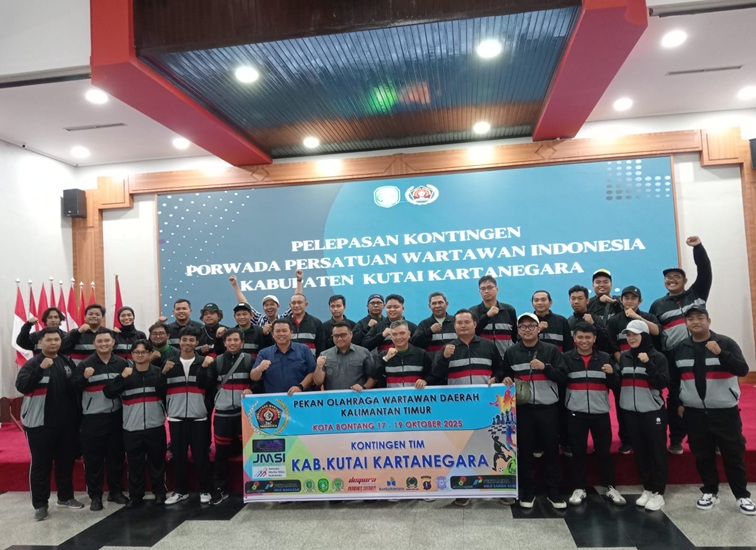 Foto bersama pelepasan kontingen PWI Kukar ke Porwada Kaltim di Bontang. (Lingkarkaltim/M. As'ari)