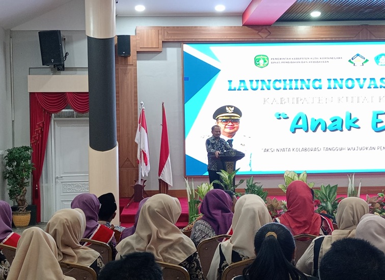 Plt. Sekretaris Disdikbud Kukar, Pujianto. (Lingkarkaltim/M. As'ari)