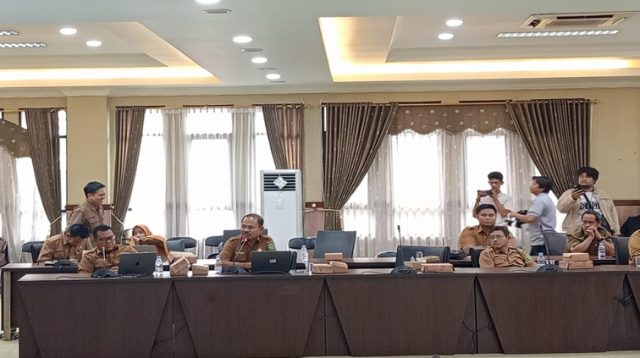 Plt. Sekretaris Disdikbud Kukar, Pujianto saat rapat bersama DPRD Kukar. (Lingkar Kaltim/M. As'ari)