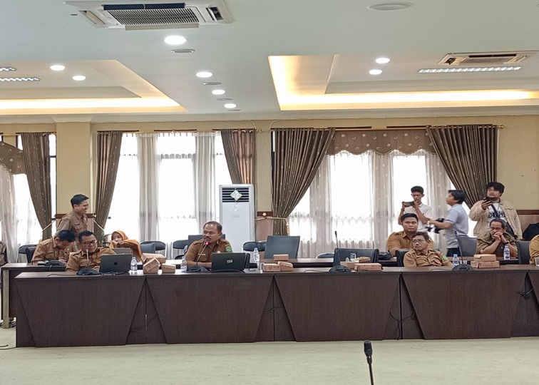 Plt. Sekretaris Disdikbud Kukar, Pujianto saat rapat bersama DPRD Kukar. (Lingkar Kaltim/M. As'ari)