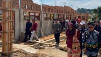 Wakil Bupati Kukar Rendi Solihin saat meninjau pembangunan ruang kelas SDN 005 Loa Kulu