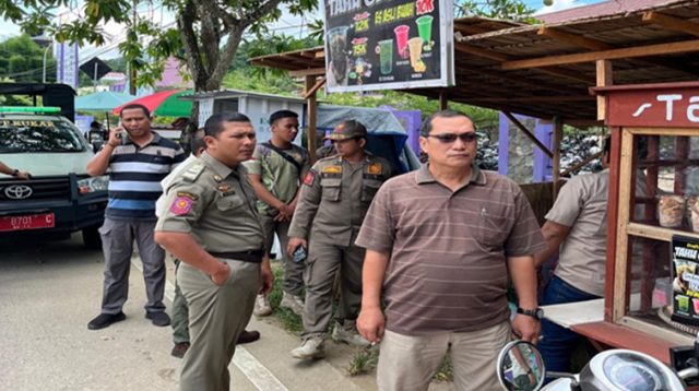 Satpol-PP Kukar saat melakukan penertiban PKL di Jalan Gunung Kombeng. (Dok. Satpol-PP Kukar)