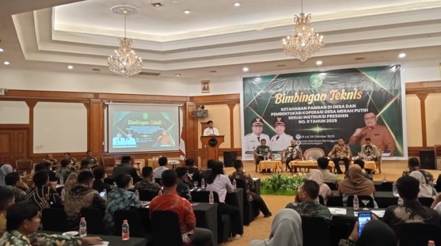 Sekda Kukar Sunggono saat membuka Bimtek Ketahanan Pangan dan Pembentukan Koperasi Merah Putih. (Lingkarkaltim/M. As'ari)